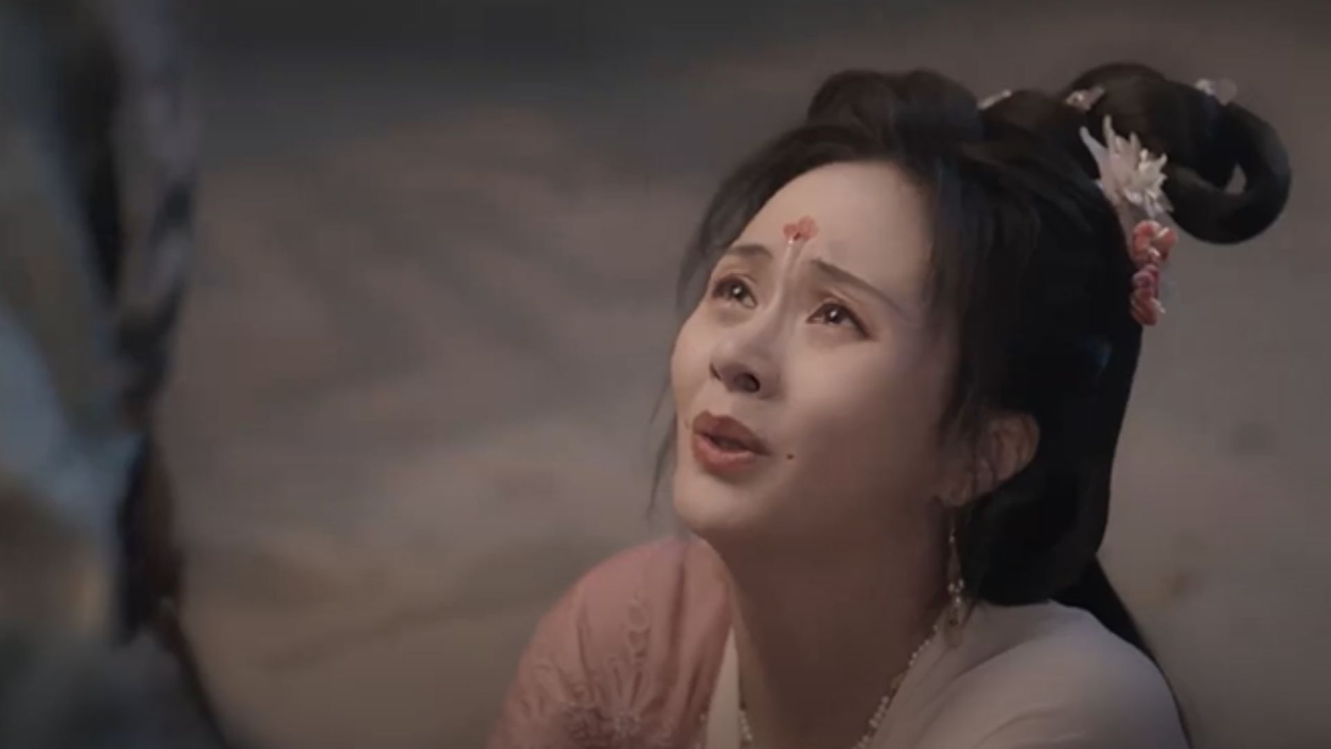 Sở Sở nỗ lực tập trung cao độ khi trực tiếp kiểm tra các mảnh vỡ tại hiện trường để không bỏ sót bất kỳ manh mối nào