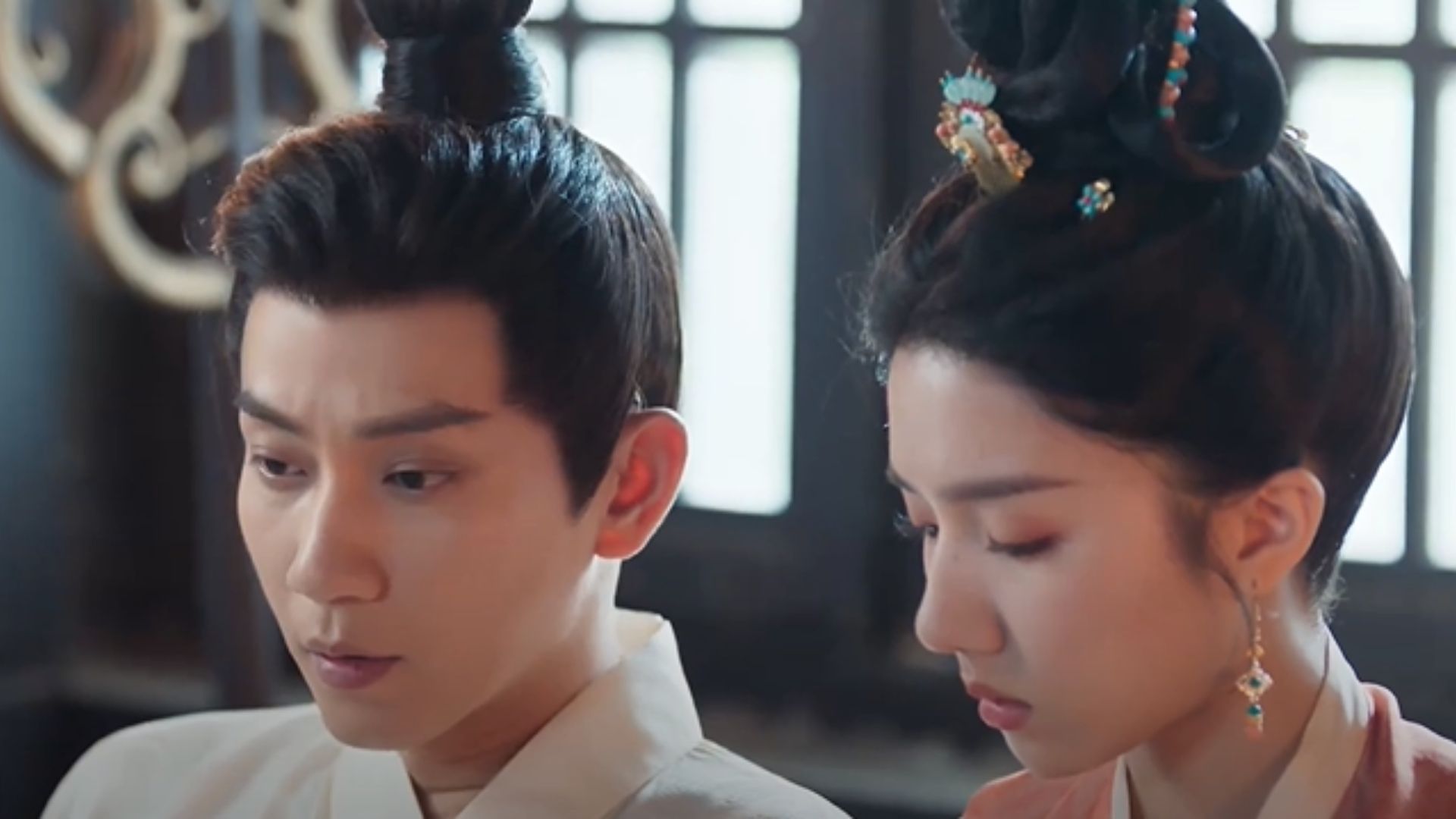 Lãnh Nguyệt trực tiếp vung kiếm đẩy lui thích khách, nỗ lực cùng Cảnh Dực trực tiếp giữ vững hàng phòng thủ phía sau