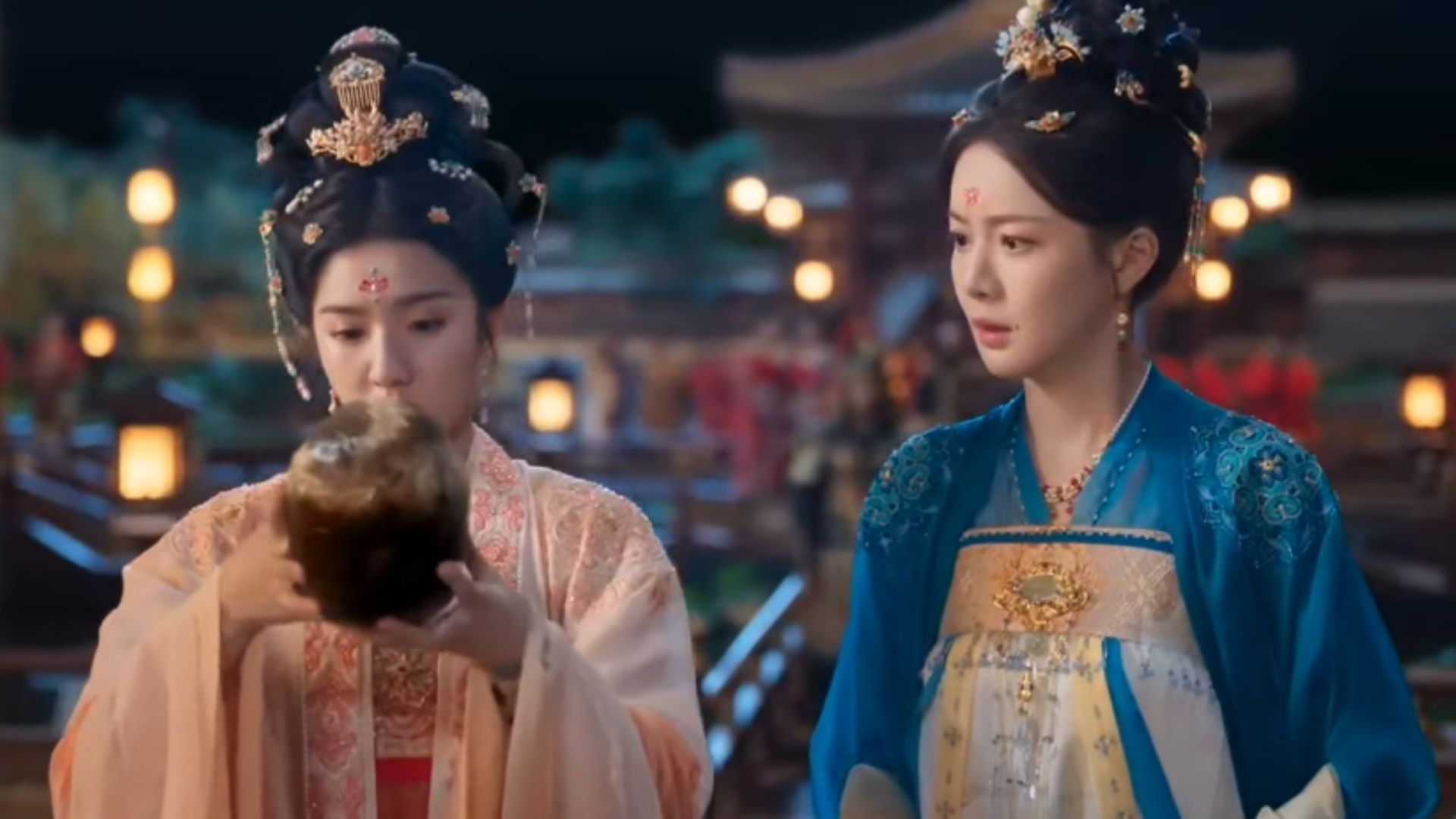 Tiêu Cẩn Du và Sở Sở cùng nhau phân tích các chứng cứ mới thu thập được tại phòng hồ sơ Tam Pháp Ty trong tập 7