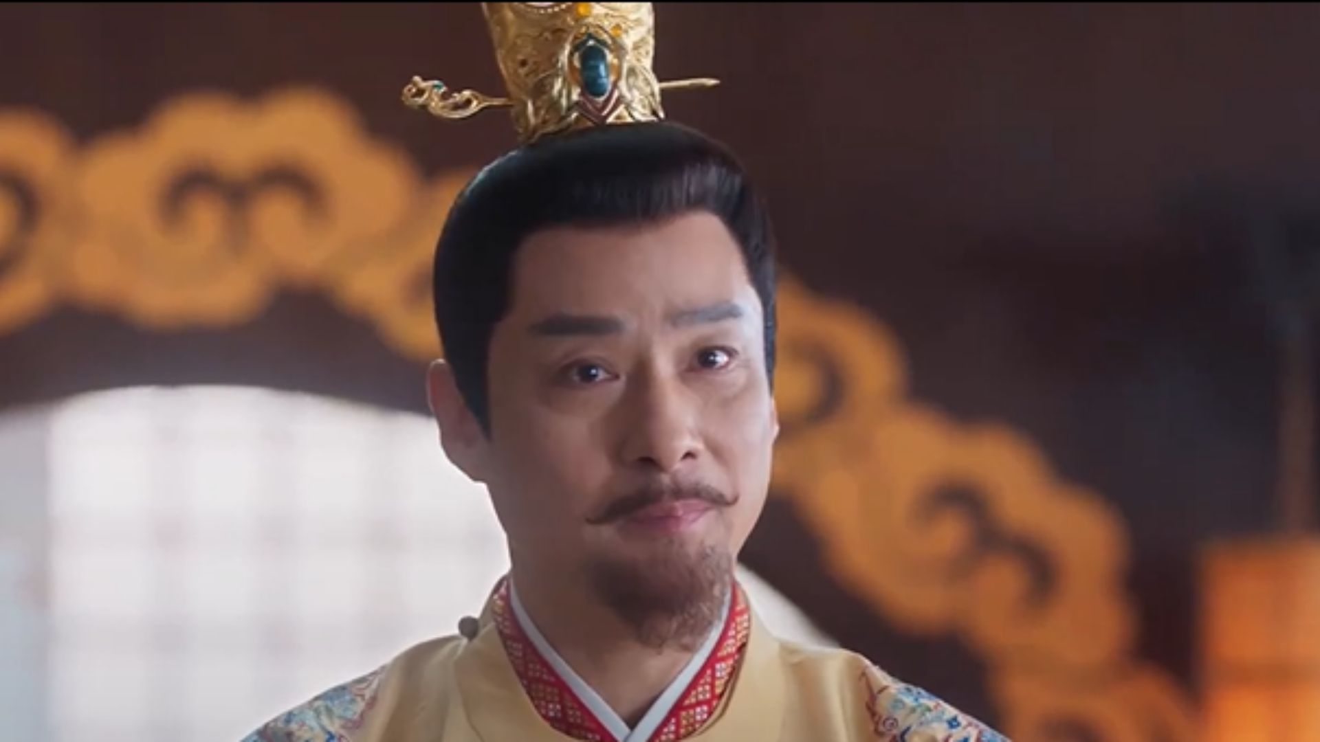 Tiêu Cẩn Du và Sở Sở cùng nhau soi xét lại các chi tiết trong danh sách mật giữa không gian tĩnh lặng của Tam Pháp Ty