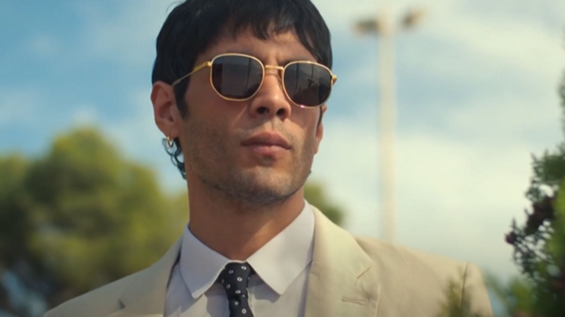 Jonathan Pine nỗ lực giữ vẻ bình tĩnh khi đối diện với sự chất vấn đầy nghi ngờ từ ông trùm Teddy Dos Santos