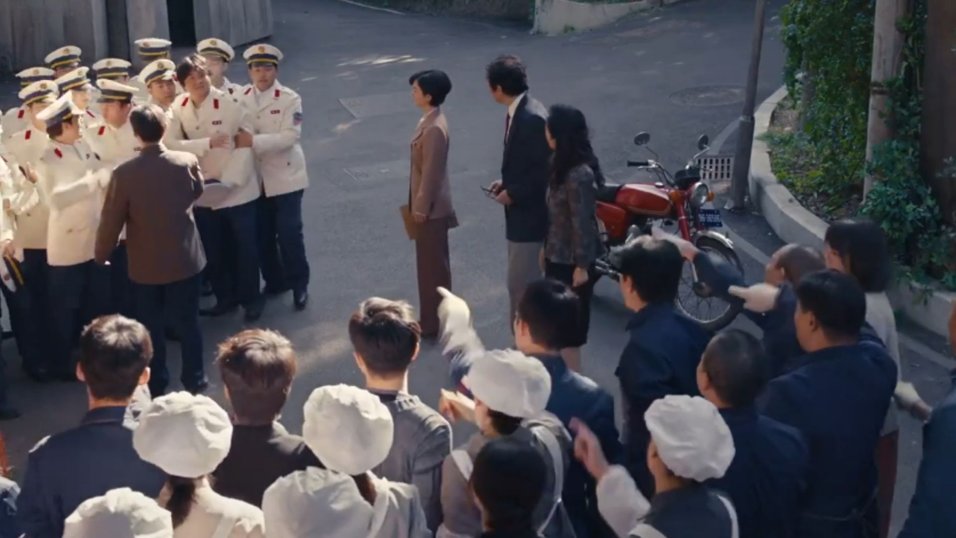 Trịnh Đức Thành và Lý Thu Bình đứng bên bờ sông, nhìn những chuyến tàu chở vật liệu đầu tiên cập bến cảng mới trong rạng đông