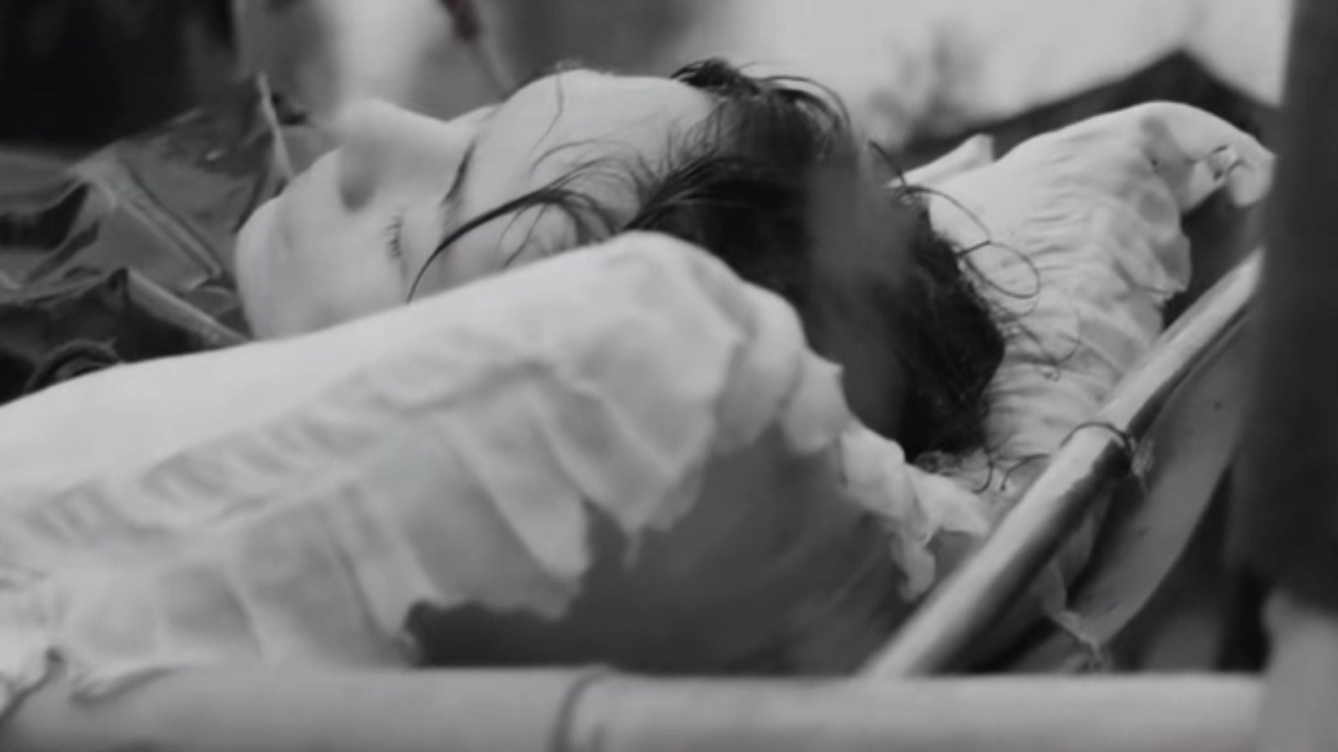 Trịnh Đức Thành trực tiếp kiểm tra bản vẽ quy hoạch khu nhà ở xã hội cùng các kỹ sư ngay tại thực địa