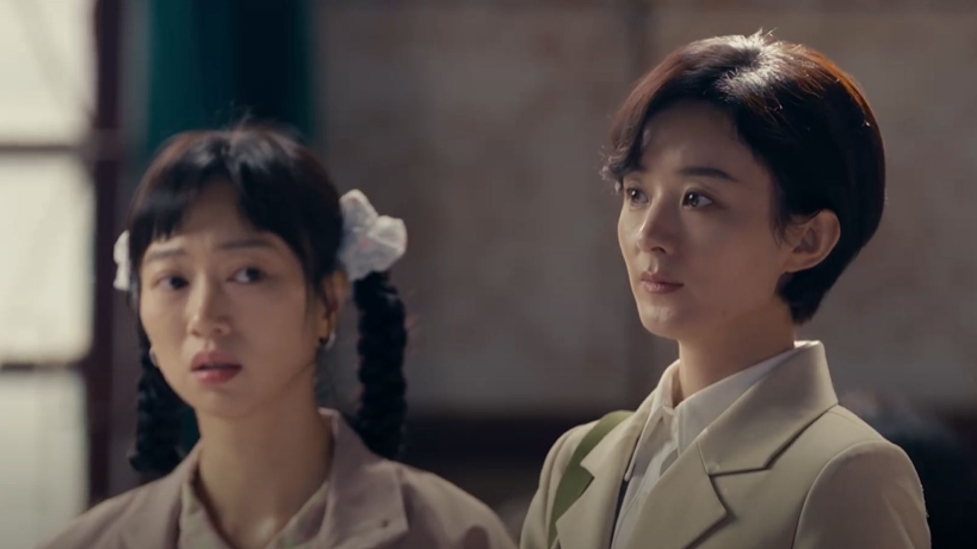 Lý Thu Bình rạng rỡ khi thực hiện nghi thức chỉ huy bốc dỡ lô hàng container đầu tiên từ tàu quốc tế xuống cảng