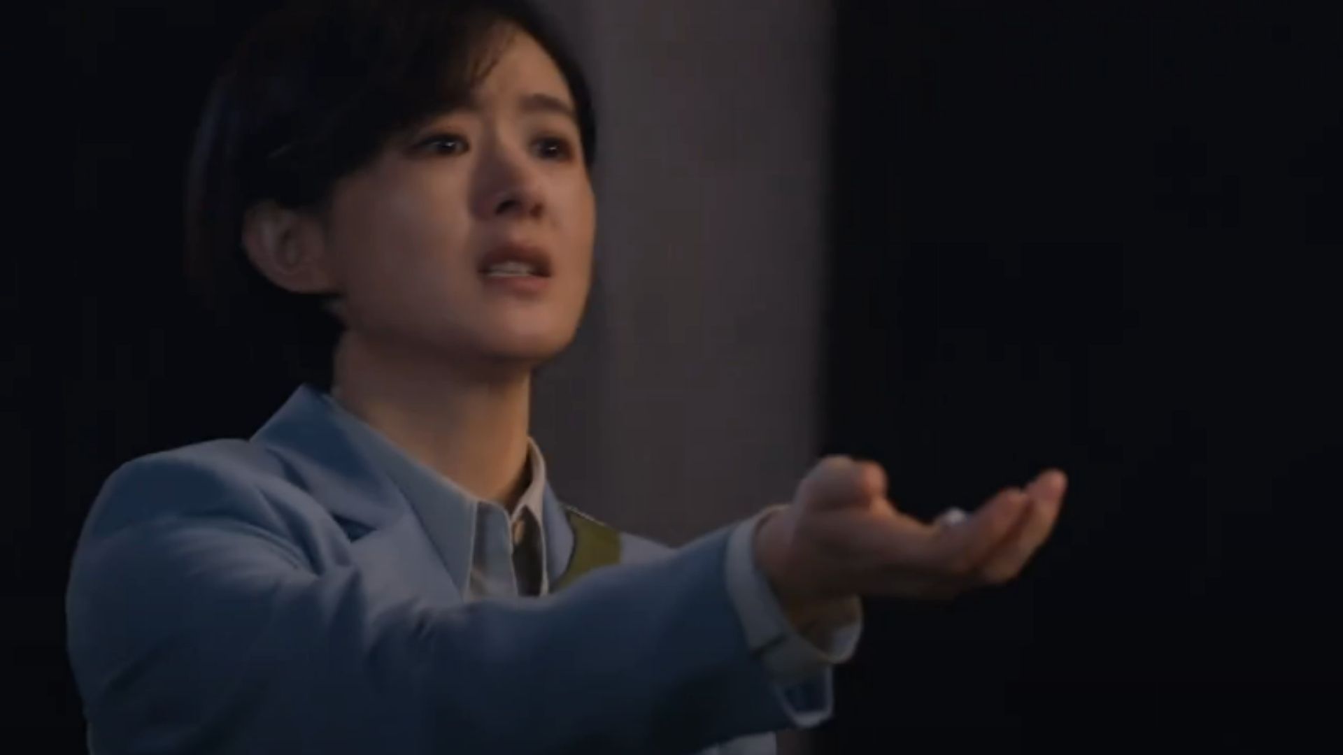 Trịnh Đức Thành phấn khởi cùng các thầy cô giáo chuẩn bị cho lễ khai giảng đầu tiên tại ngôi trường mới của thị trấn