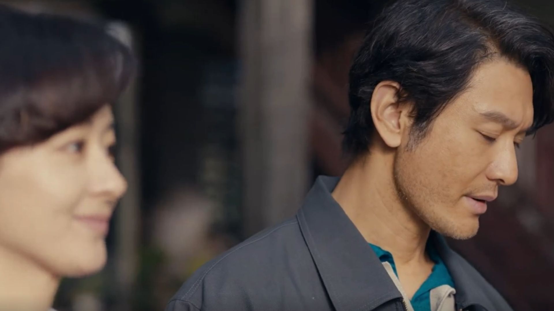 Trịnh Đức Thành nỗ lực kìm nén sự xúc động khi trực tiếp nhấn nút vận hành cầu cảng hiện đại, đánh dấu một bước ngoặt mới cho Người Xây Thành Phố