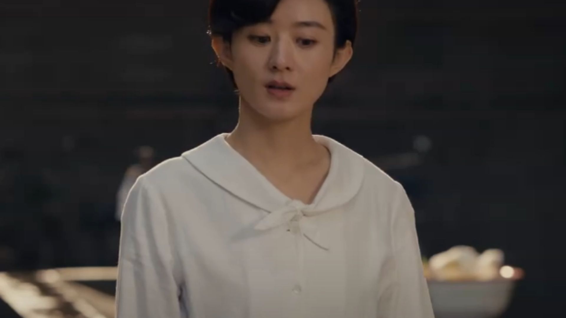 Trịnh Đức Thành và Lý Thu Bình đứng bên bờ sông, nhìn những chuyến tàu chở vật liệu đầu tiên cập bến cảng mới trong rạng đông