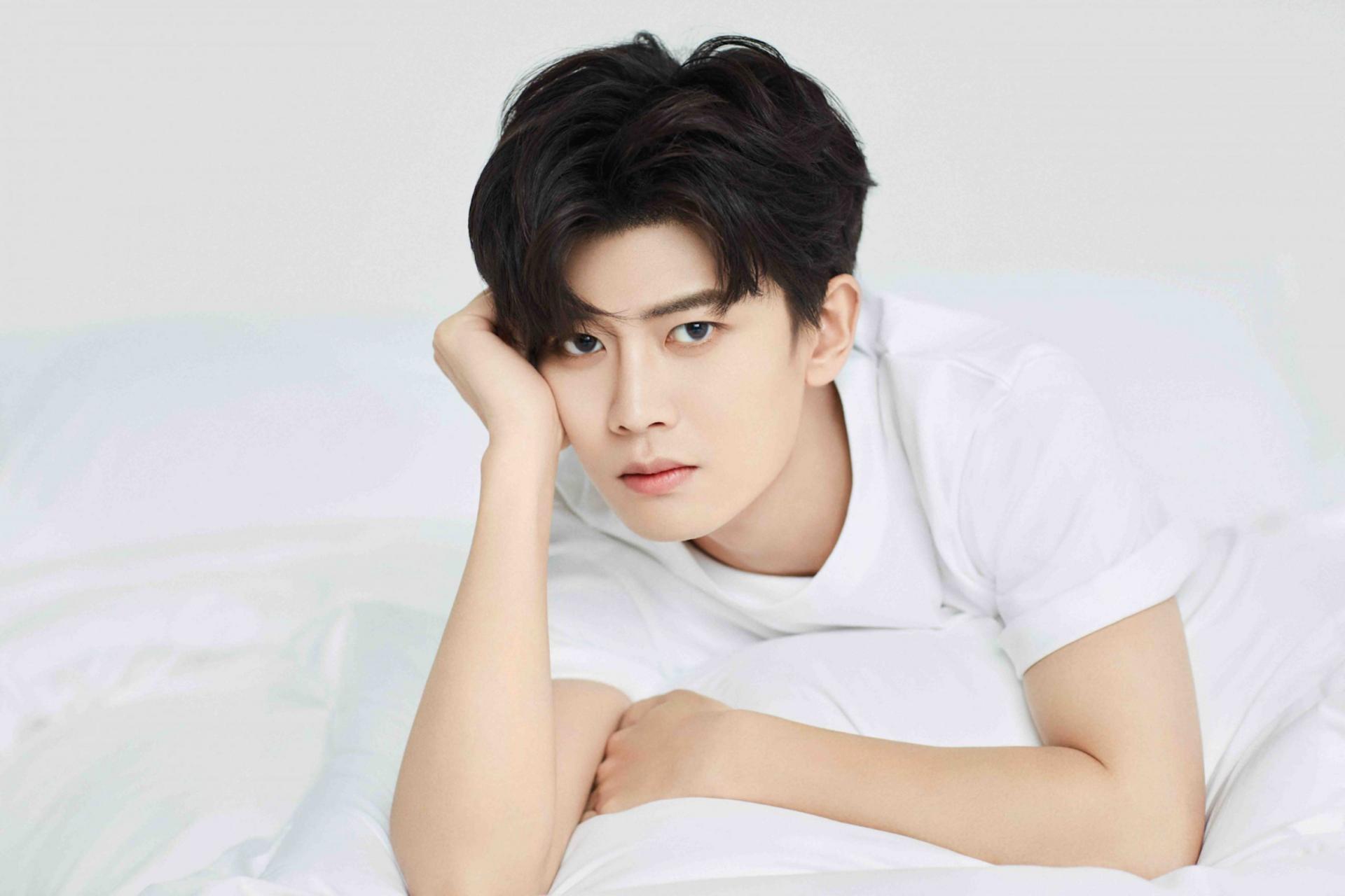 Nam diễn viên Nhậm Gia Luân với gương mặt điển trai và thần thái cuốn hút.