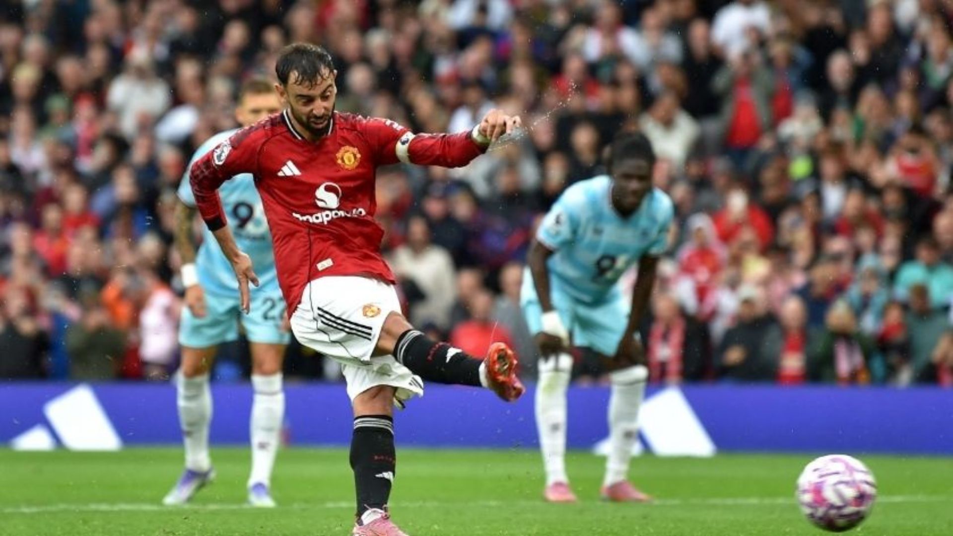 Burnley có mùa giải khó khăn với phong độ kém ổn định