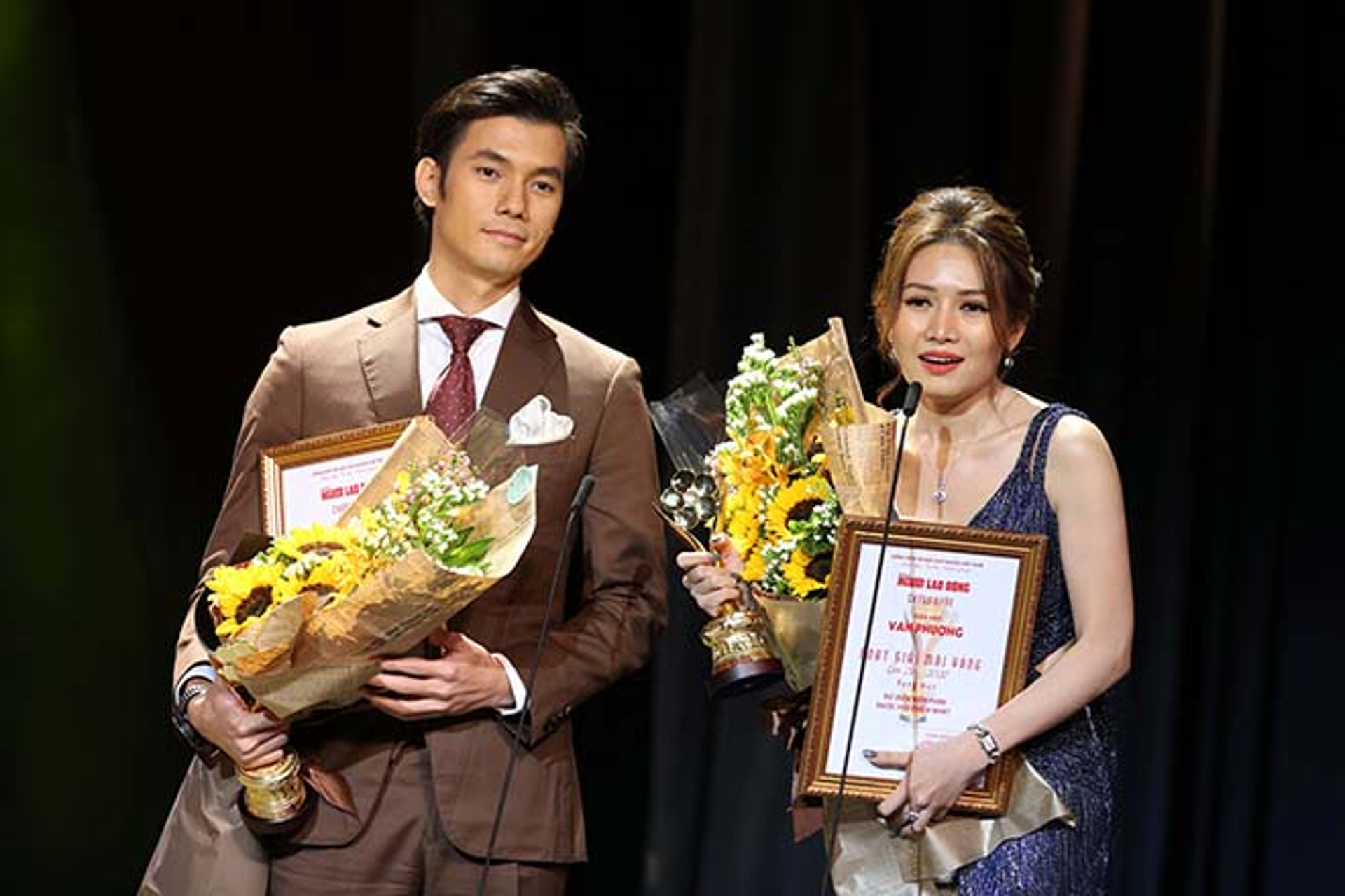 Nhan Phúc Vinh rạng rỡ nhận giải thưởng vinh danh những cống hiến cho điện ảnh Việt Nam