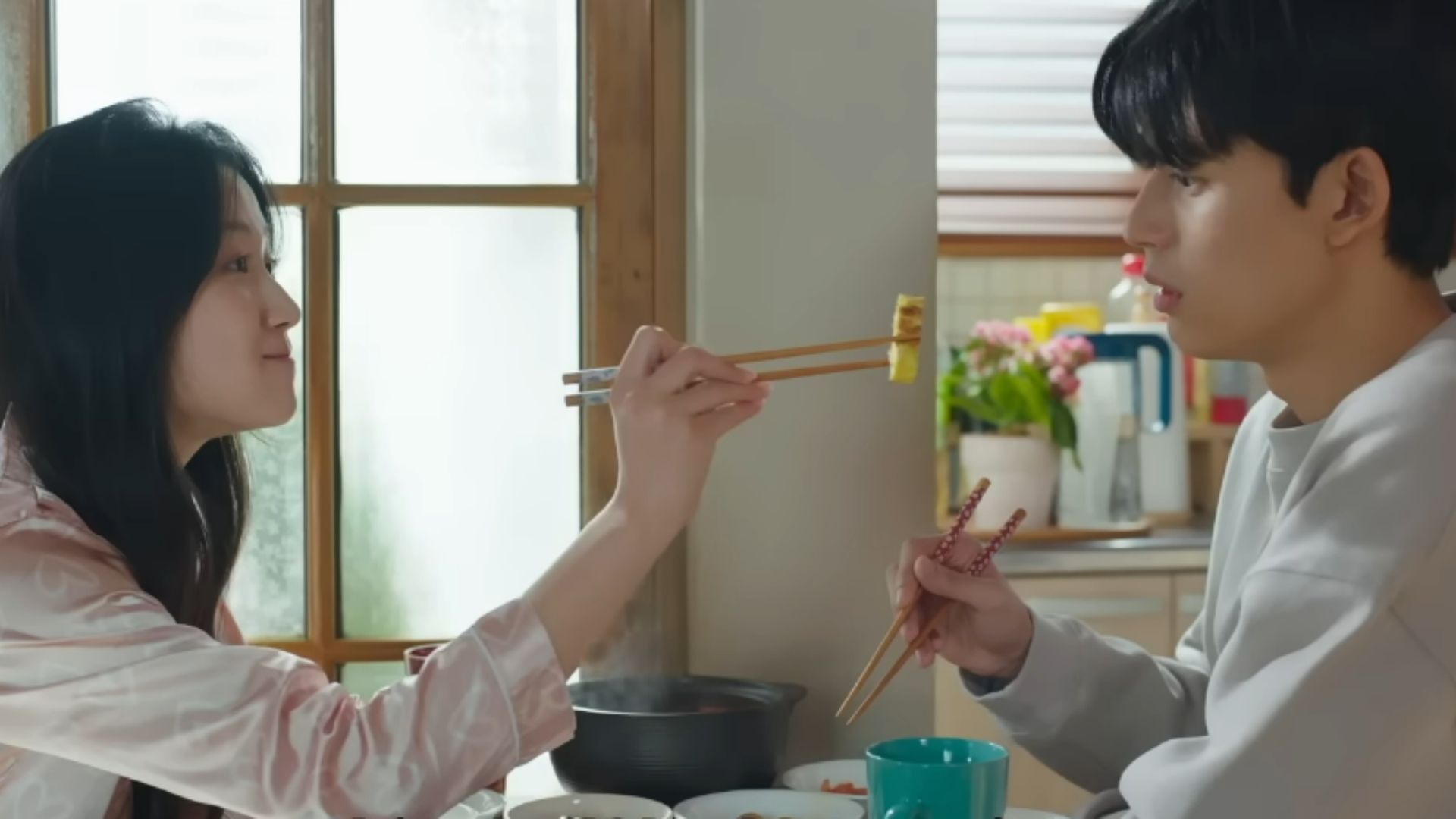 Eun Ho nỗ lực kìm nén cơn giận khi chứng kiến Kang Si Yeol lạnh lùng phớt lờ sự tồn tại của cô ngay giữa đám đông người hâm mộ