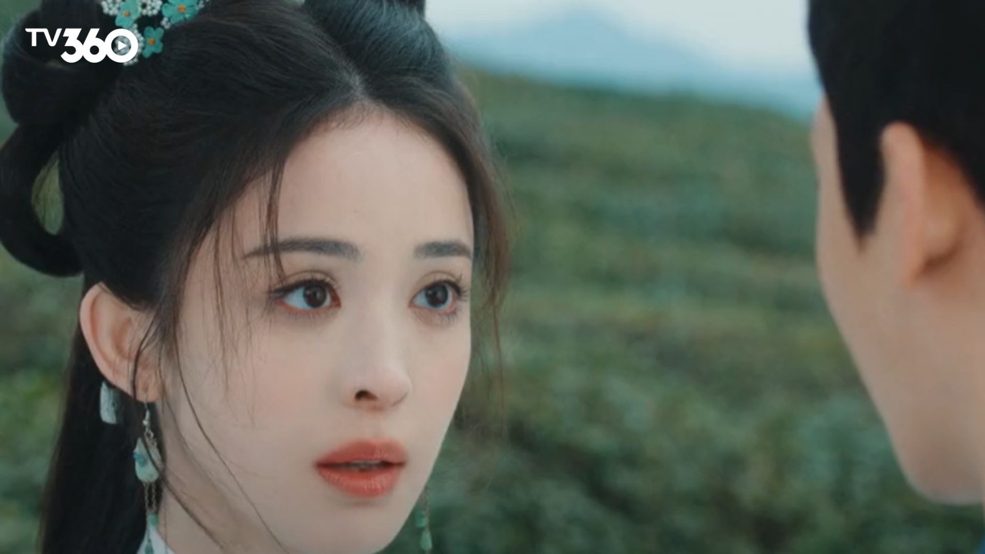 Thiện Bảo và Giang Lai trao nhau chén trà thề nguyện giữa không gian rực rỡ cờ hoa của ngày đại hỷ