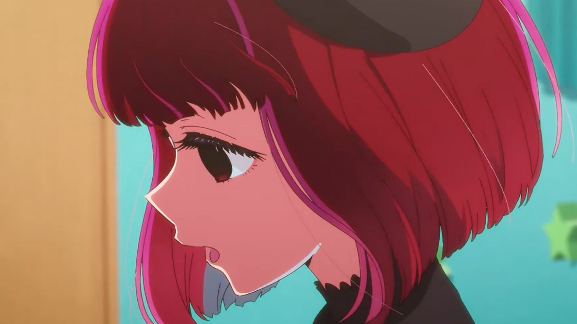 Ruby đứng lặng lẽ trước gương và tập luyện nụ cười giả tạo trước khi bước ra sân khấu rực rỡ ánh đèn