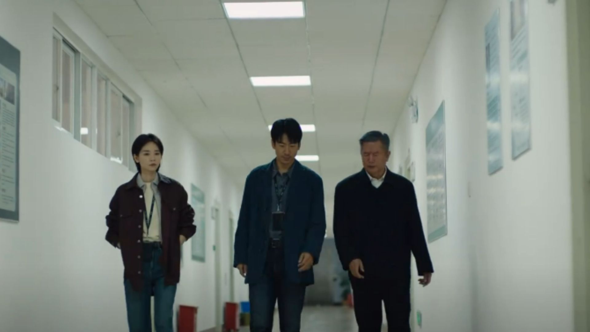 Tề Tư Triết đối diện với người thầy cũ, ánh mắt chứa đựng sự thất vọng và quyết tâm bảo vệ chân lý