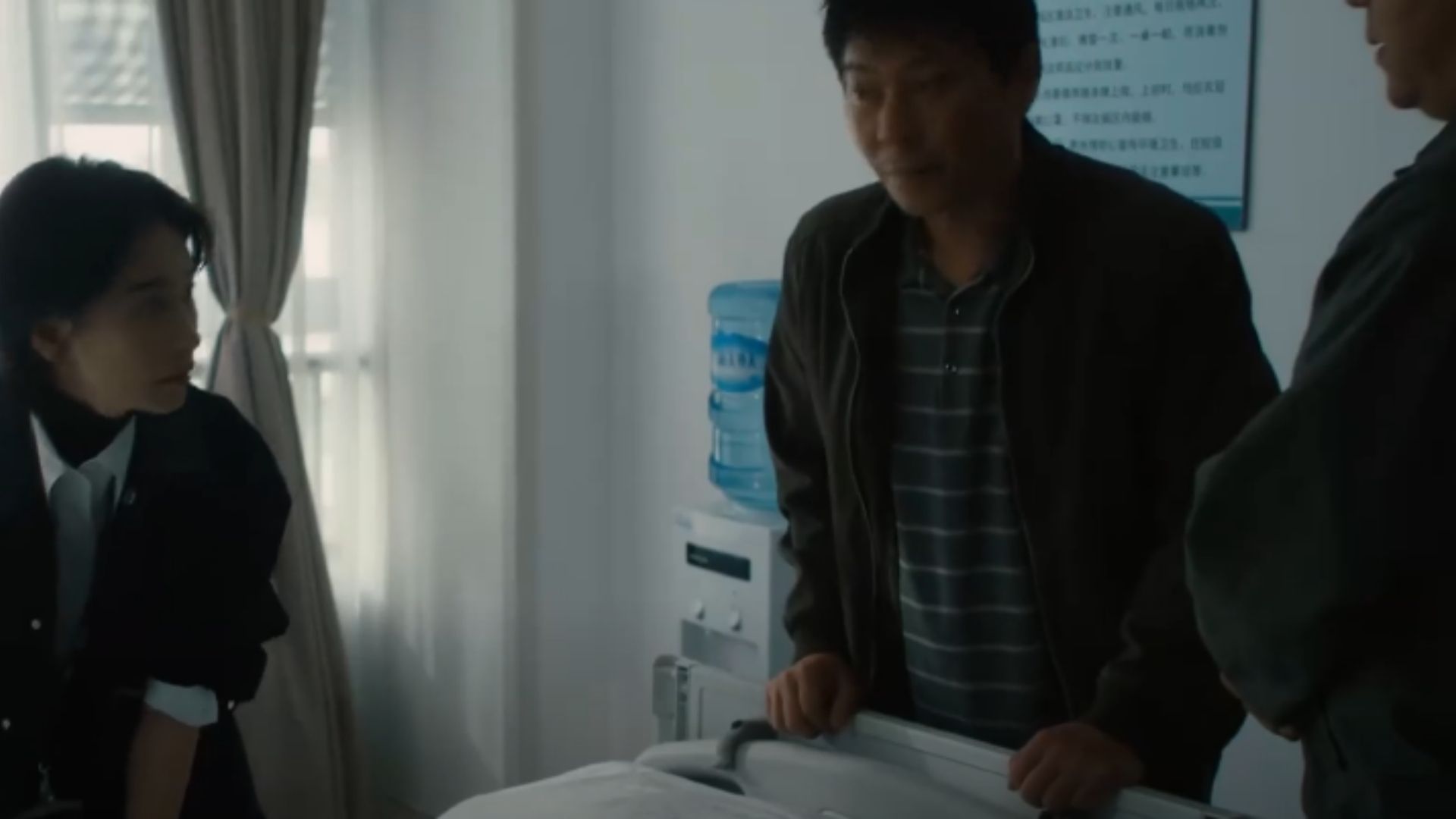 Hàn Phong thận trọng tìm kiếm manh mối tại phòng tranh của kẻ tình nghi giữa những bức họa về côn trùng đầy ám ảnh