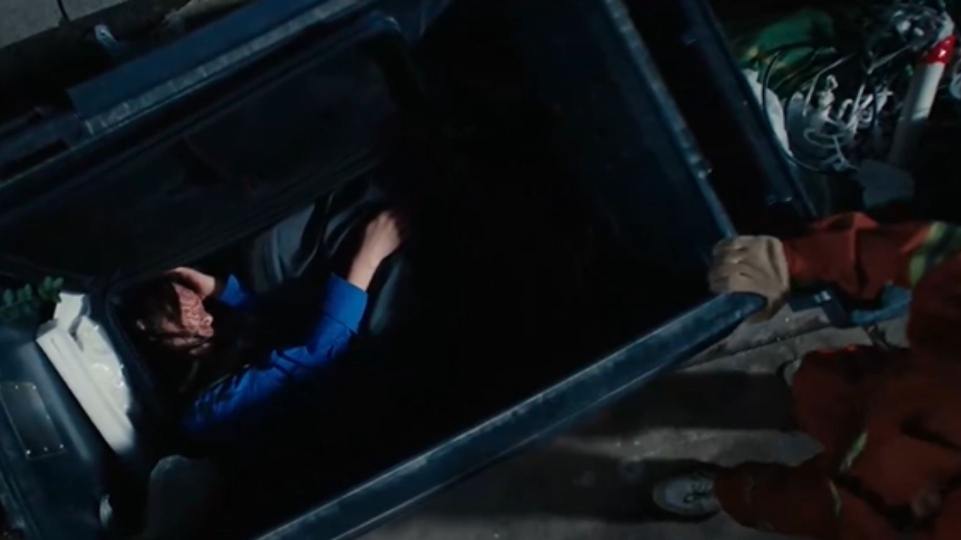 Tề Tư Triết phân tích mẫu ký sinh trùng lạ, lo ngại về một âm mưu tội ác quy mô lớn hơn đang dần lộ diện