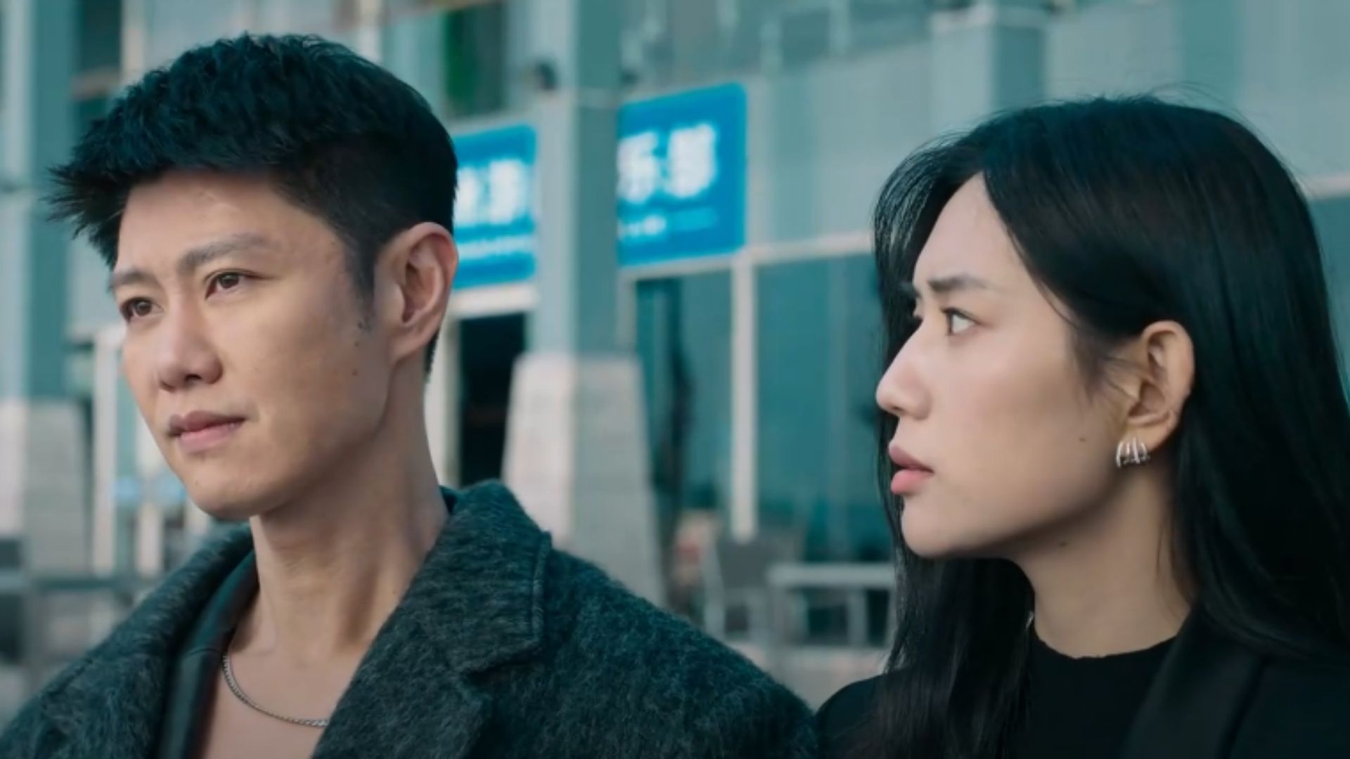 Văn Giang Yến cẩn trọng rà soát hiện trường kho bãi nhằm thu giữ các ổ cứng chứa dữ liệu mật