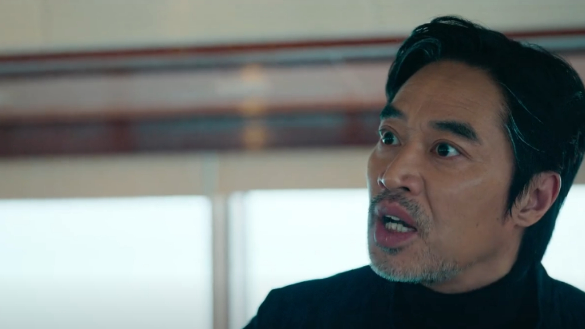 Hồng Siêu tập trung cao độ để bẻ khóa hệ thống bảo mật, ngăn chặn âm mưu xóa sạch dấu vết của tổ chức tội phạm