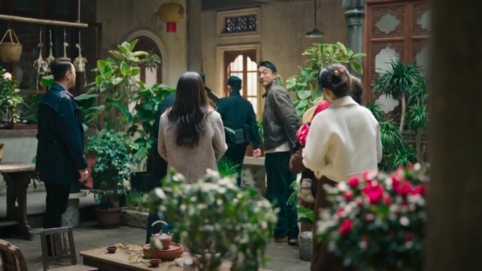 Tần Phong và Văn Giang Yến mỉm cười hạnh phúc giữa sự bình yên của thành phố Hán Châu đã hoàn toàn sạch bóng tội phạm