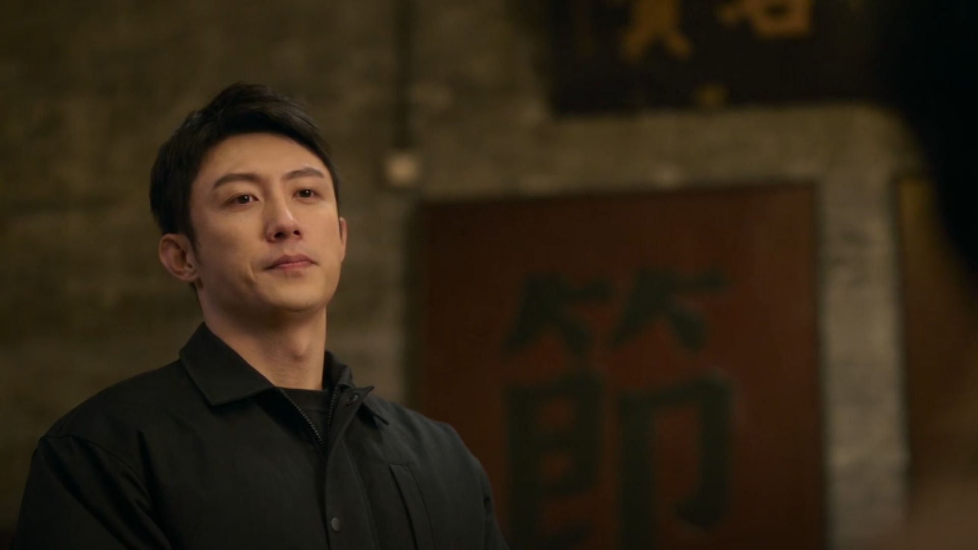 Tần Phong thận trọng đột kích một cơ sở liên lạc ngầm dưới sự hướng dẫn thông tin chính xác từ Văn Giang Yến