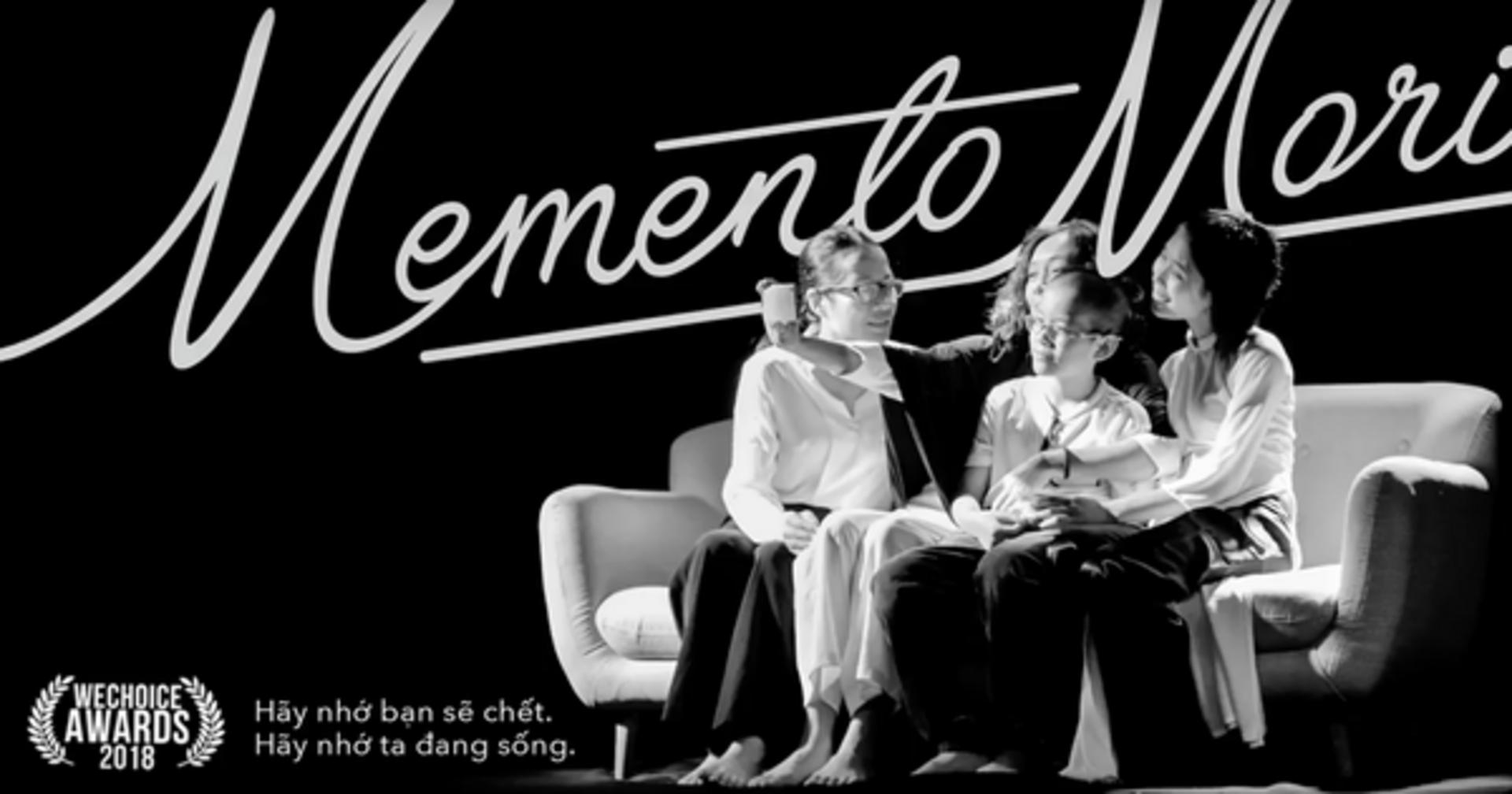 Tượng đài bách hợp đời đầu với sự kết hợp hài hòa giữa yếu tố kinh dị và lãng mạn.