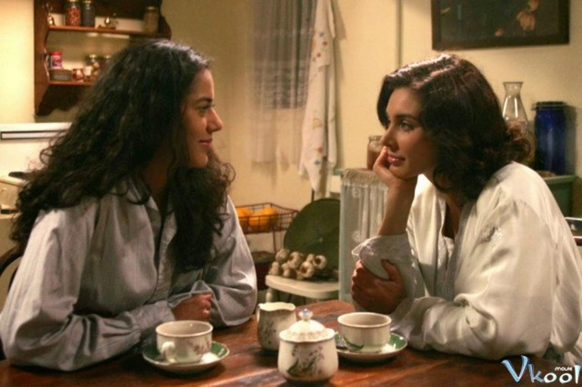 Ánh sáng lãng mạn len lỏi qua những bóng tối của chế độ phân biệt chủng tộc tàn bạo.