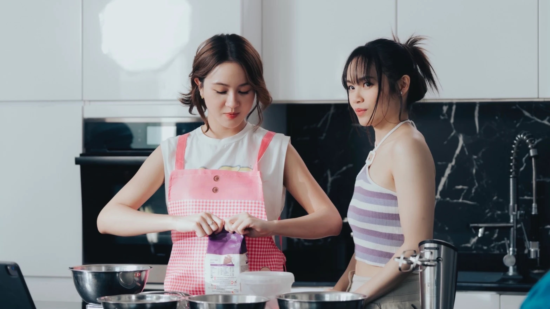 Một cuộc chiến tình yêu đầy căng thẳng, nơi các nữ phản diện đối mặt với những mối đe dọa từ cả tình cảm và quyền lực