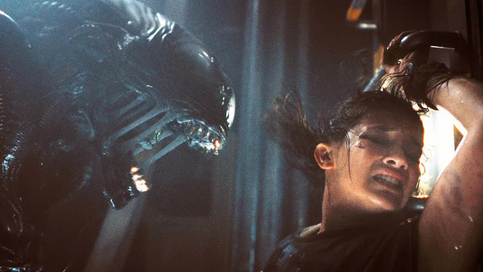 Sinh vật ngoài hành tinh trưởng thành và săn lùng từng người