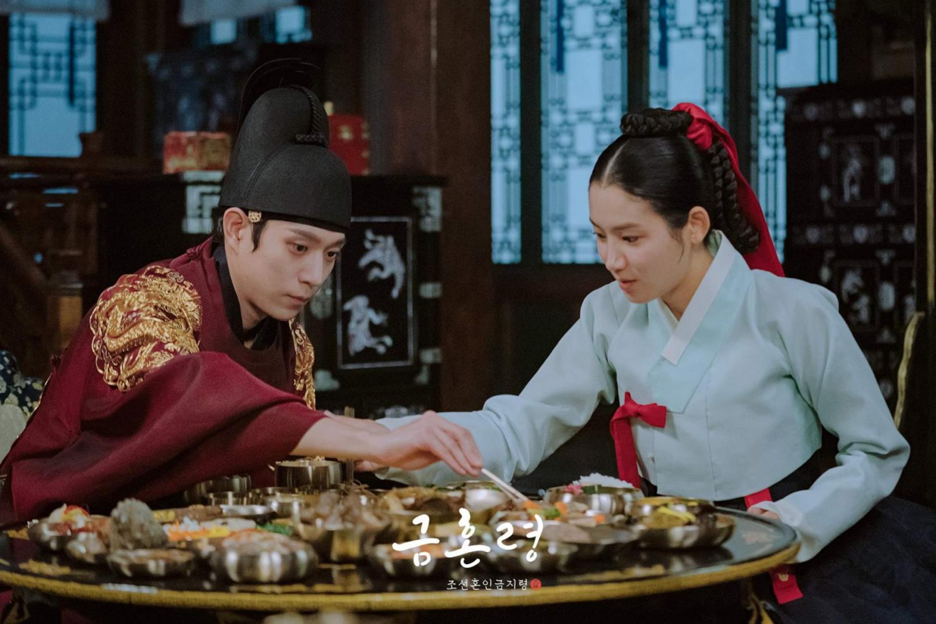 Phim mang đến những tình huống hài duyên dáng và khắc họa sâu sắc nỗi cô đơn trong cung đình.