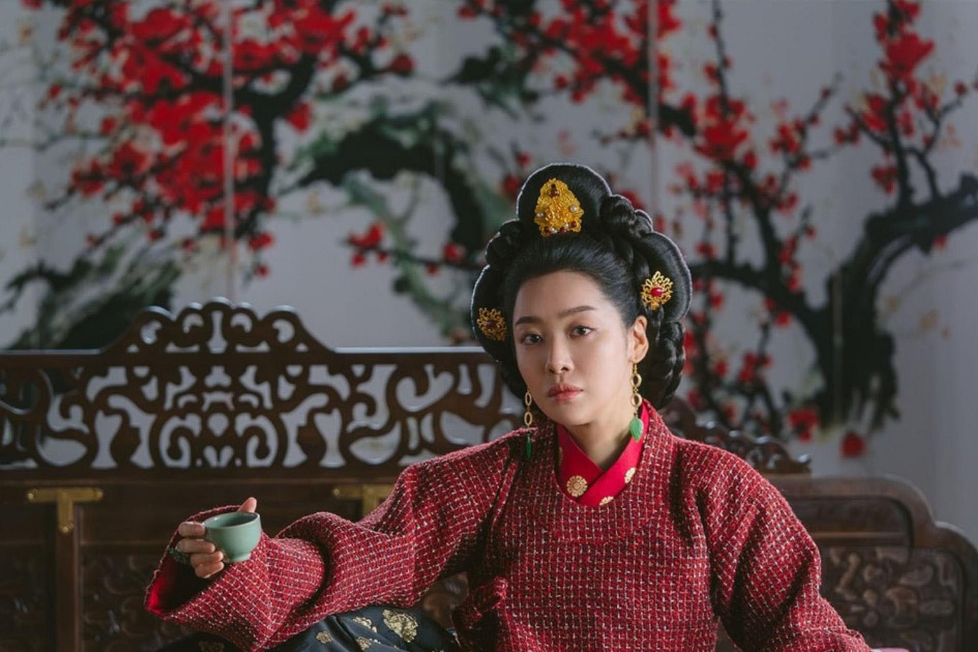 Bộ phim tái hiện chân thực cuộc đời của một vị vương hậu quyền lực trong lịch sử Hàn Quốc.