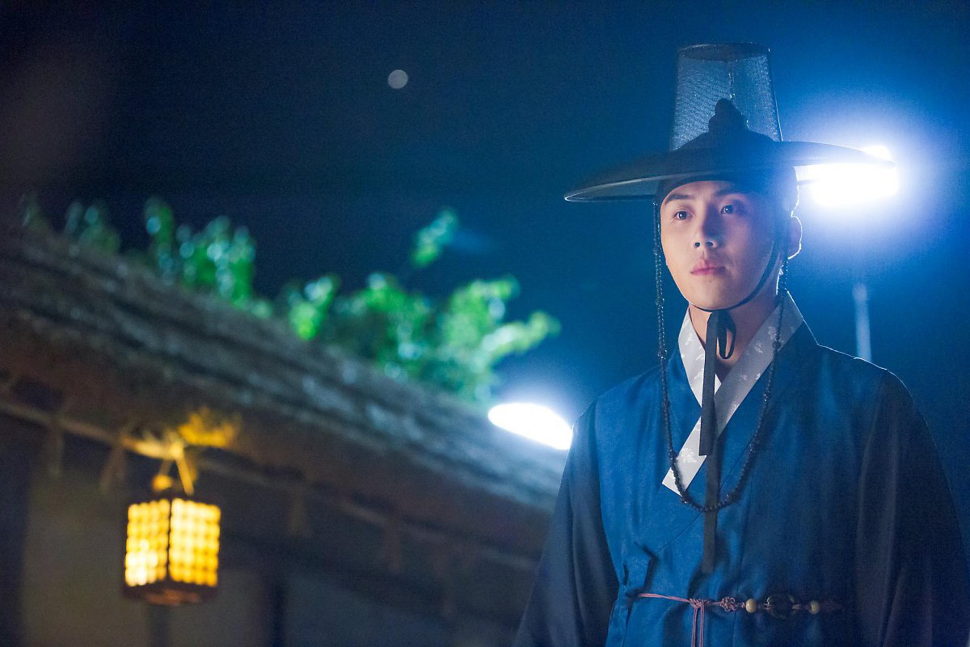 Hình ảnh vị quan huyện tử tế, ấm áp làm xao xuyến bao trái tim.