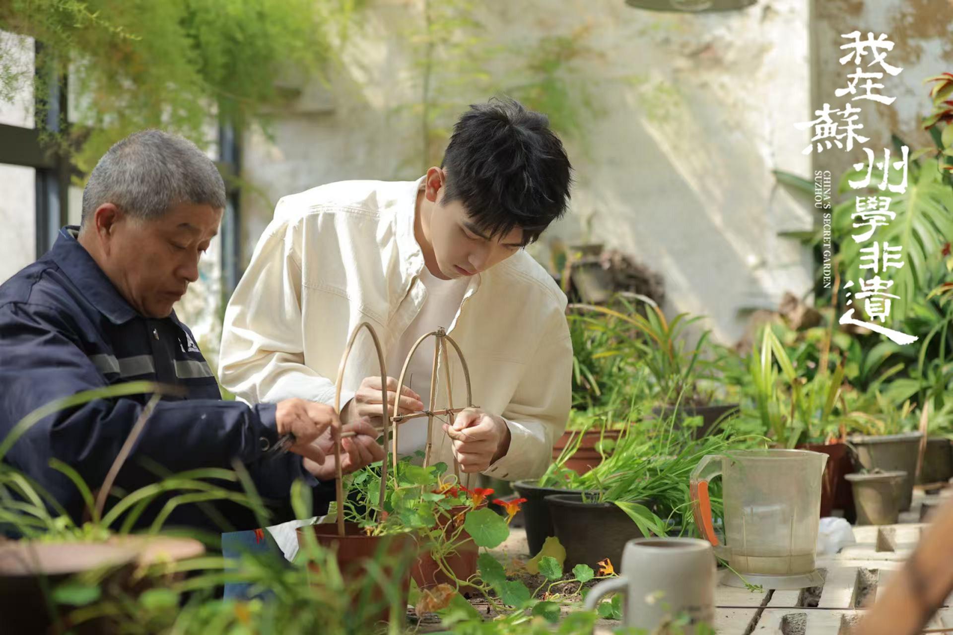 Hơi thở của quá khứ được truyền nối qua bàn tay của thế hệ tương lai.