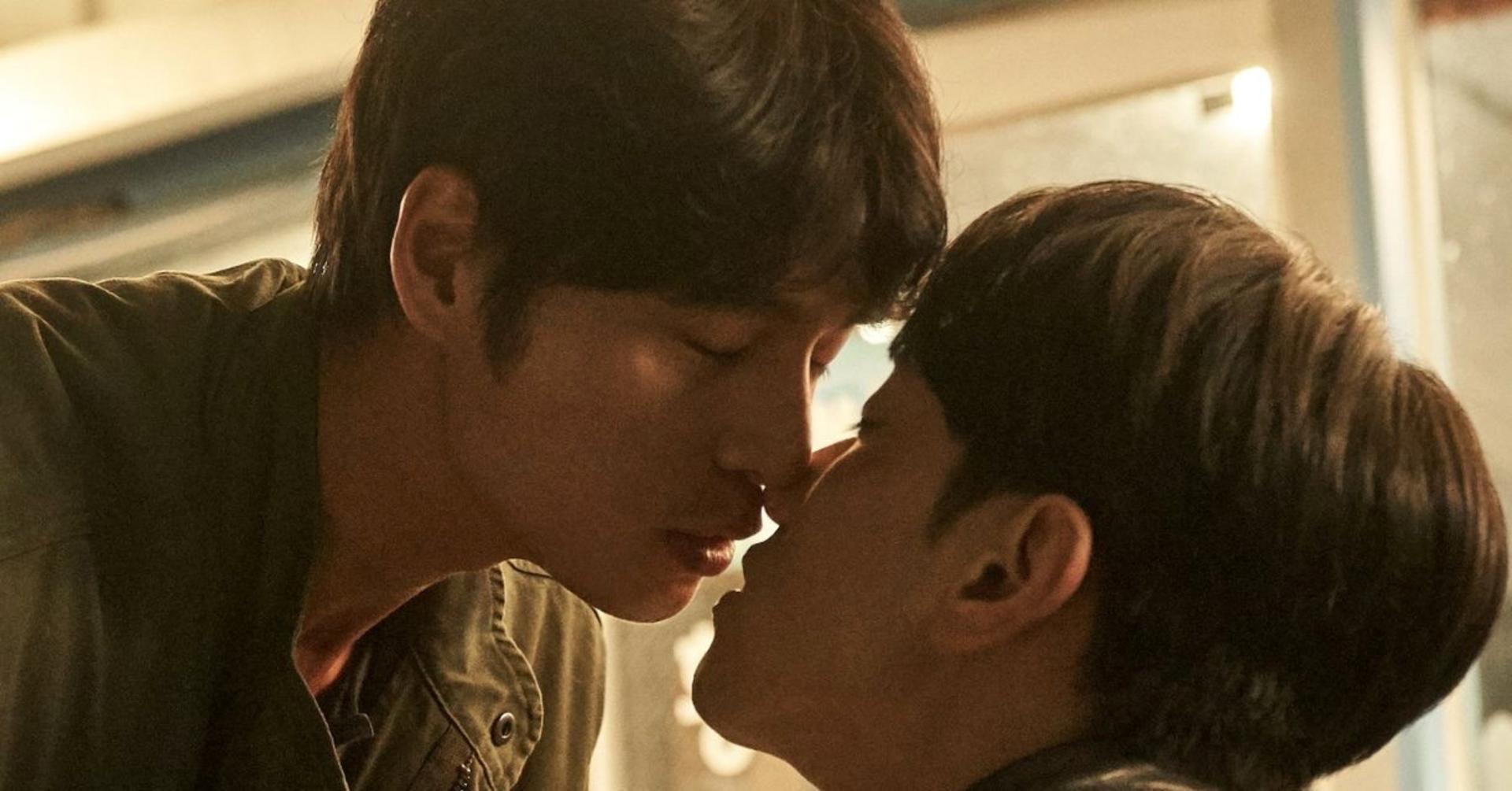 Motip trò chơi sinh tồn pha lãng mạn, khai thác sâu cảm xúc nhân vật và câu hỏi về giá trị của tình yêu đích thực.