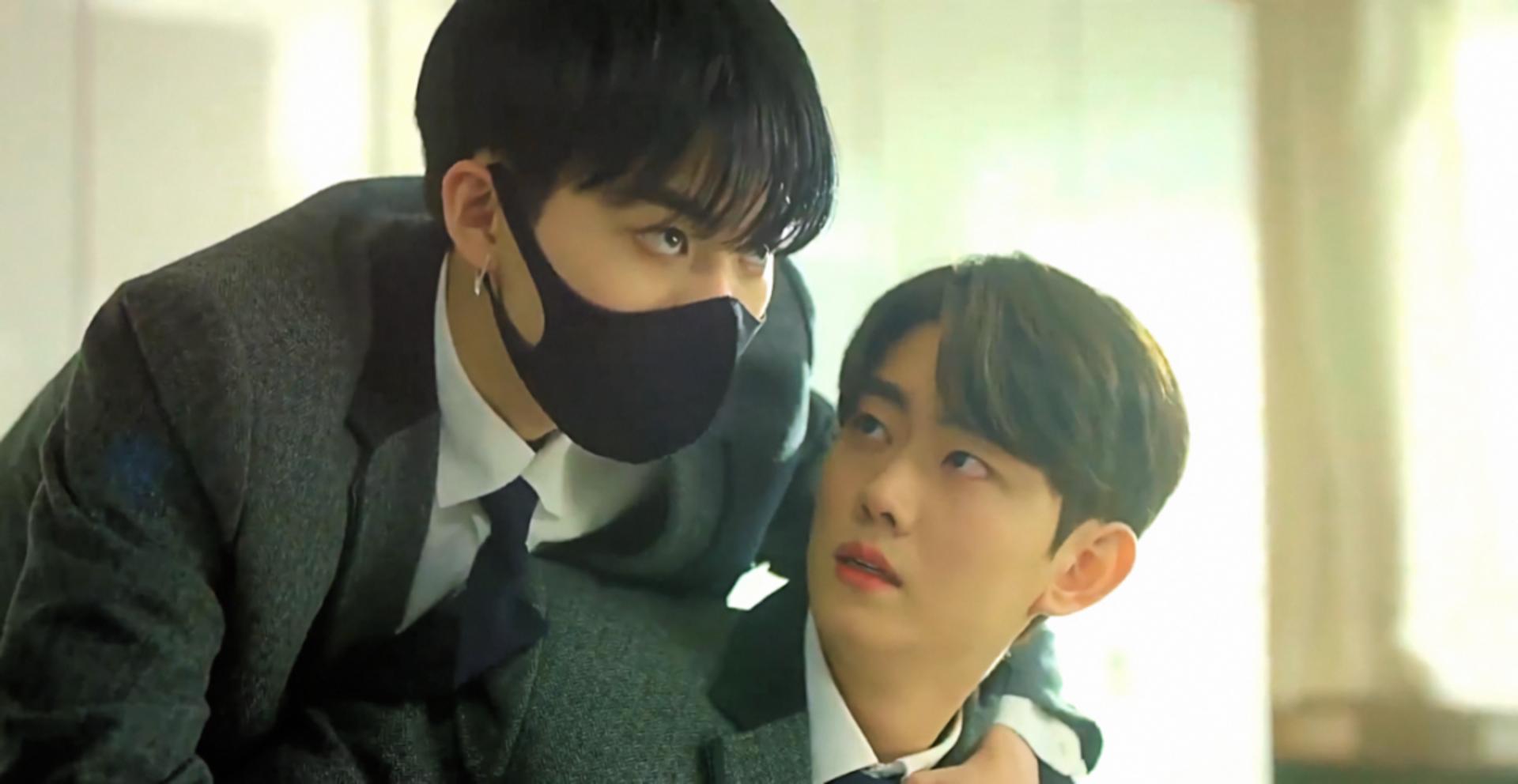 Bộ phim là phép ẩn dụ về sự tìm kiếm bản sắc và khát khao vượt qua rào cản để chạm tới tình yêu chân thành