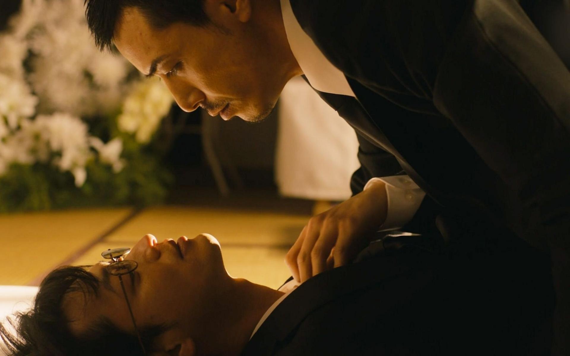 Giữa những dòng chữ khiêu dâm là một linh hồn đang khao khát được thấu hiểu.