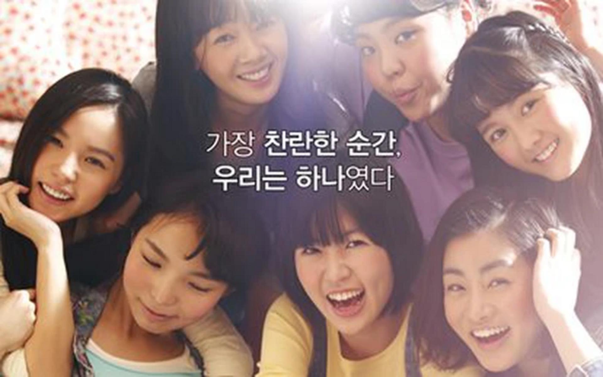 Thước phim hoài niệm rực rỡ sắc màu và những tiếng cười vô tư của thời học sinh.