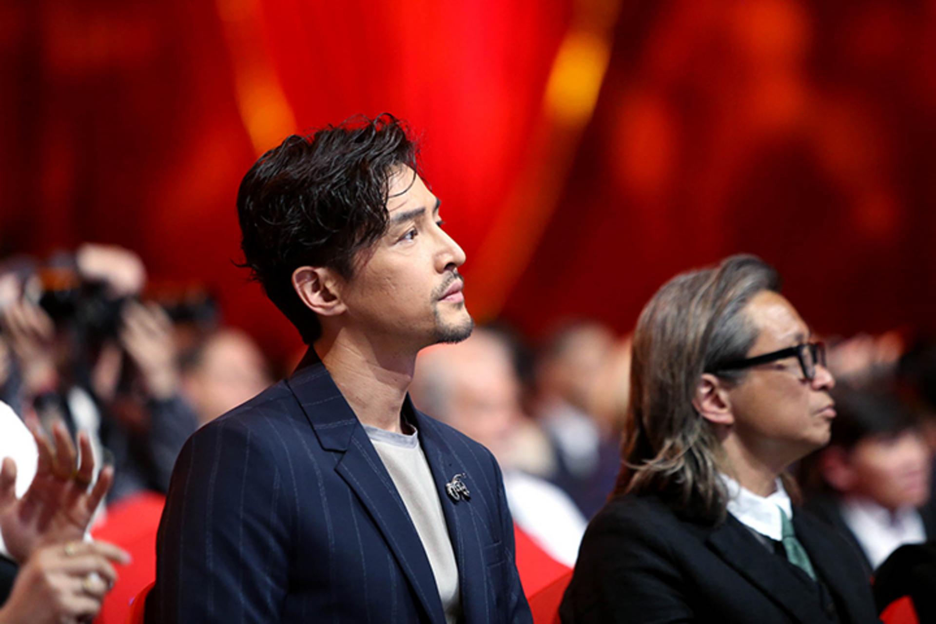 Câu chuyện về tình yêu và sự hy sinh phía sau ánh hào quang sân cỏ.