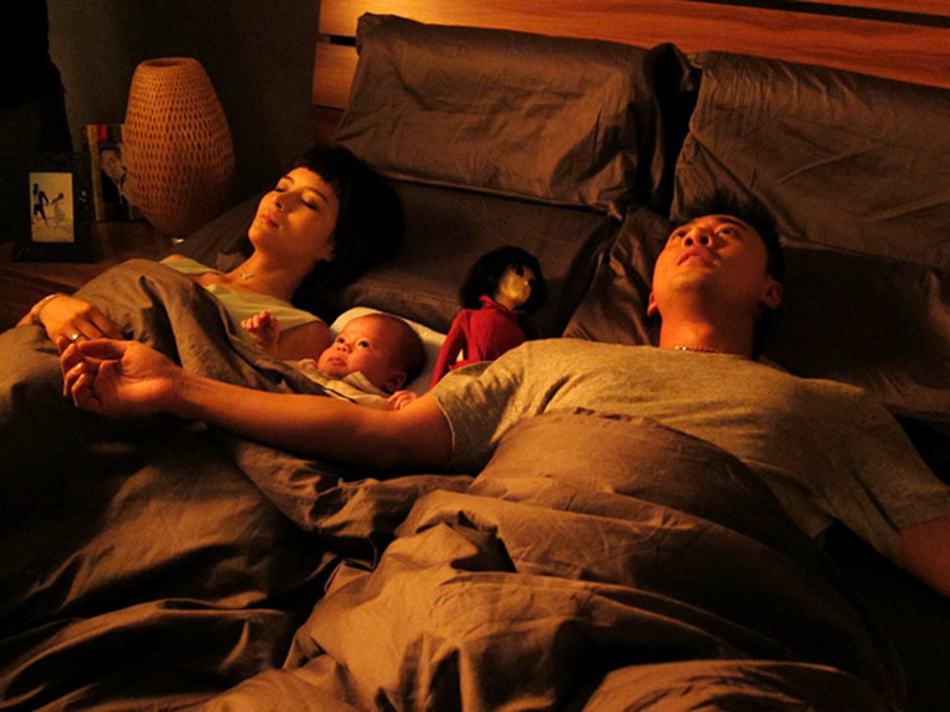 Con búp bê bị ma ám tại căn nhà cũ mang cảm xúc u ám và uất hận