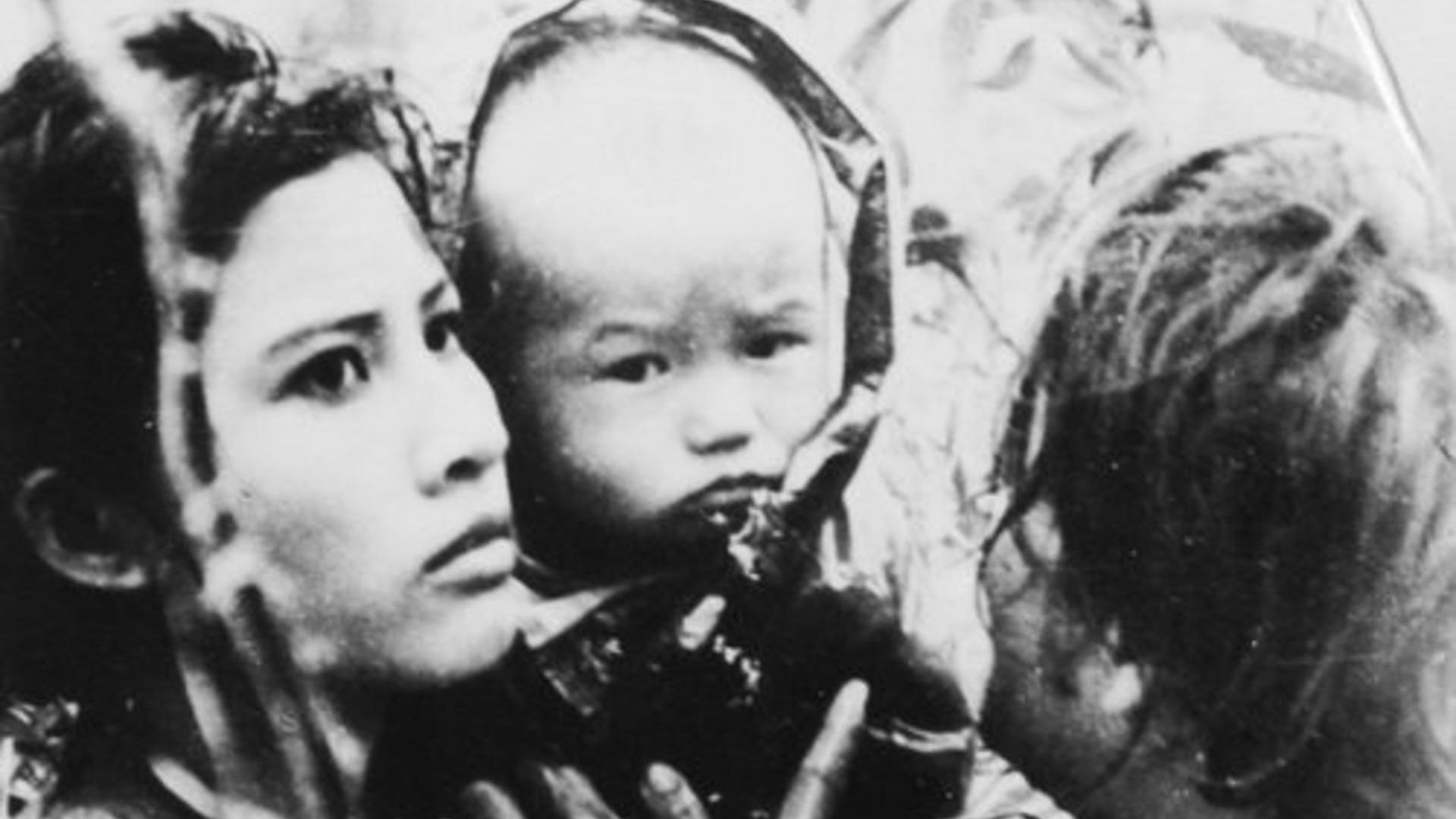 Gia đình nông thôn sống giữa vùng Đồng Tháp Mười trong thời kỳ chống Mỹ