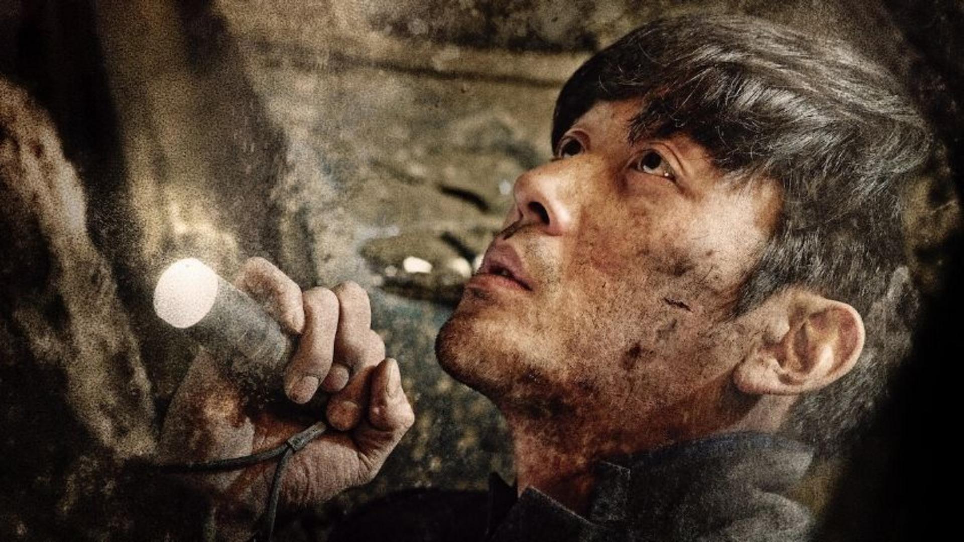 Những gì diễn ra bên ngoài đường hầm phơi bày bộ mặt thối nát của xã hội hiện đại