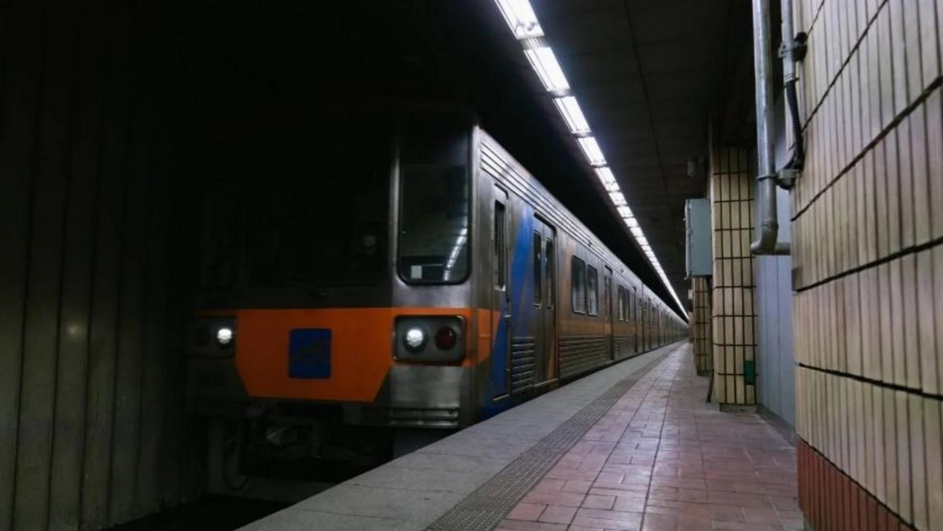 Không gian trạm tàu quen thuộc nhưng đầy bất an và rùng rợn