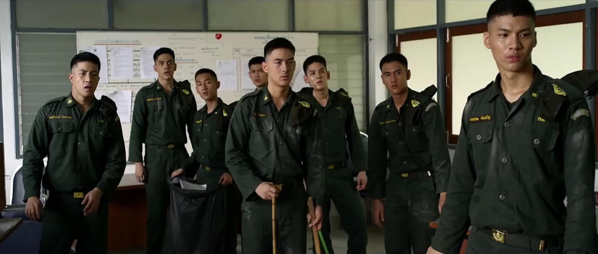 Trải nghiệm quân ngũ rùng rợn và lầy lội của những anh chàng hot boy.