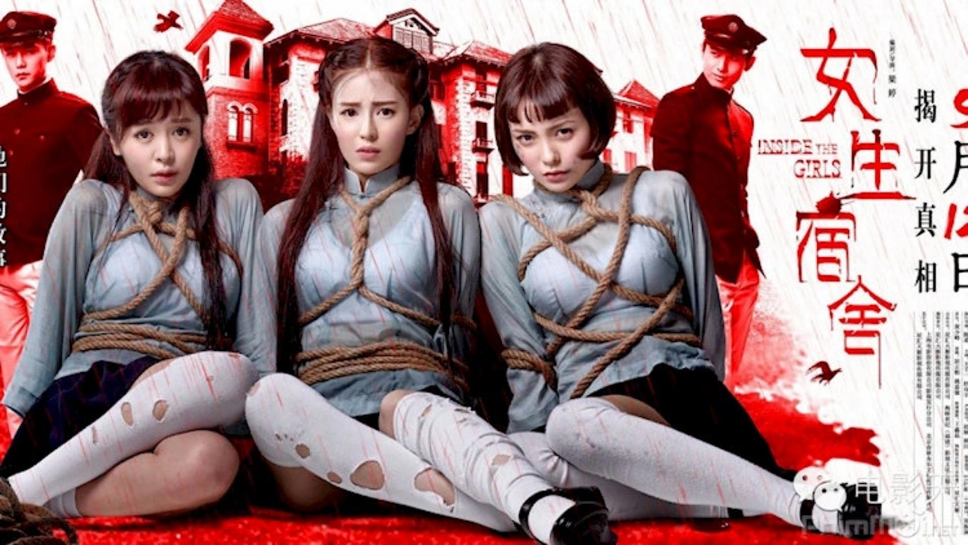 Cảm giác bị theo dõi trong chính ngôi trường mình theo học khiến nỗi sợ trở nên chân thực hơn.