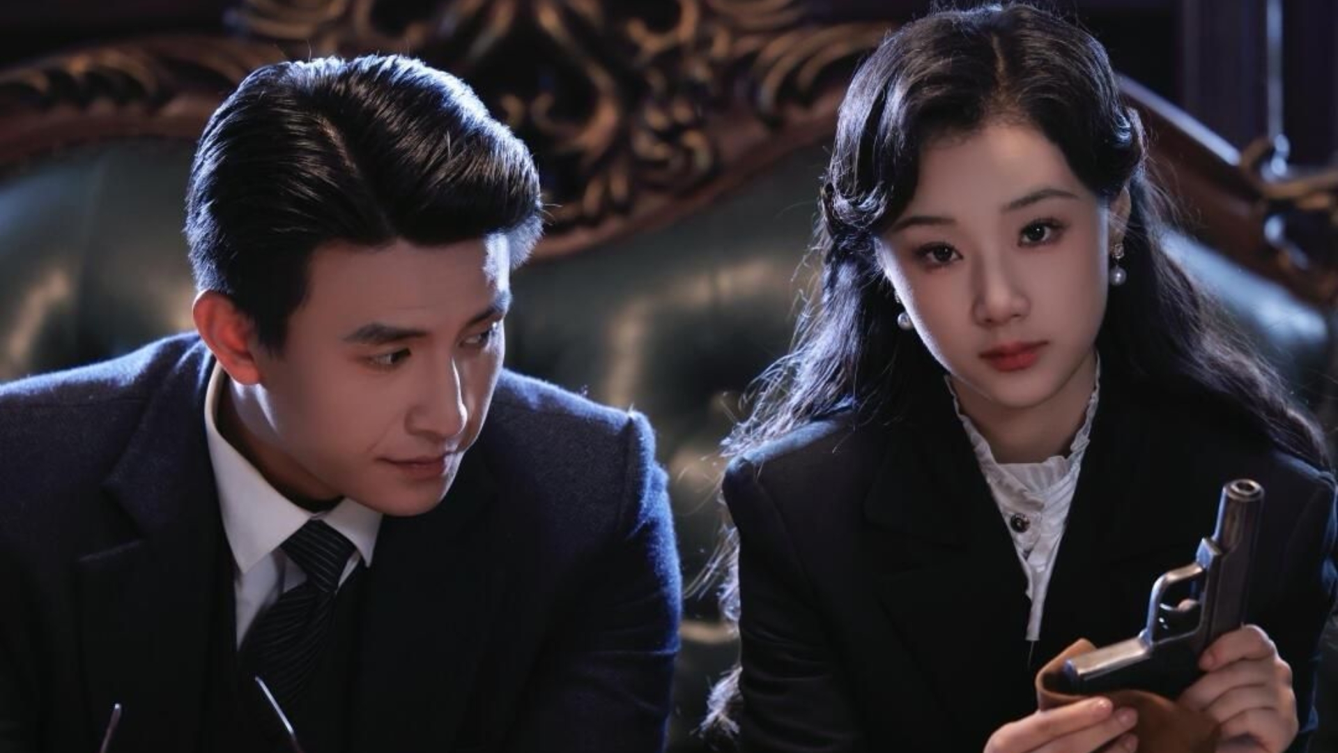 Phim dân quốc mưu chiến kết hợp ngôn tình căng thẳng, nổi bật với motif nằm vùng và tình yêu nảy sinh giữa hiểm nguy