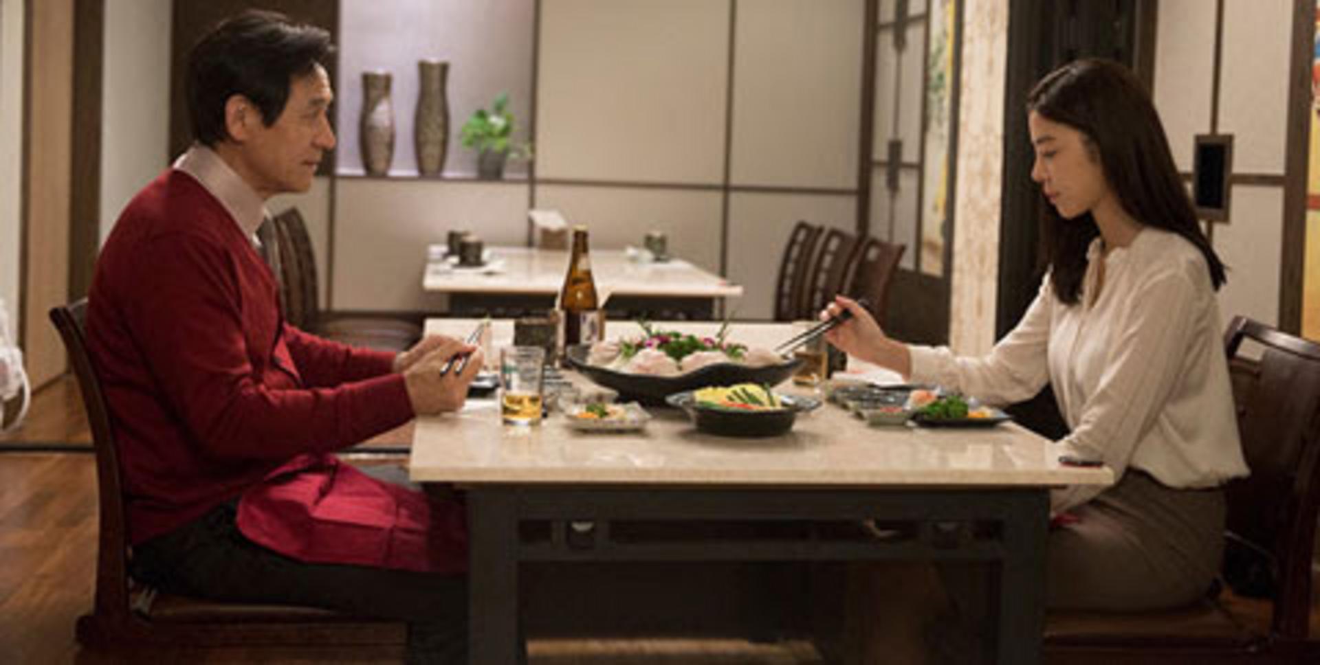 Ranh giới mong manh giữa lòng chung thủy và nỗi khao khát được sống lại tuổi trẻ.