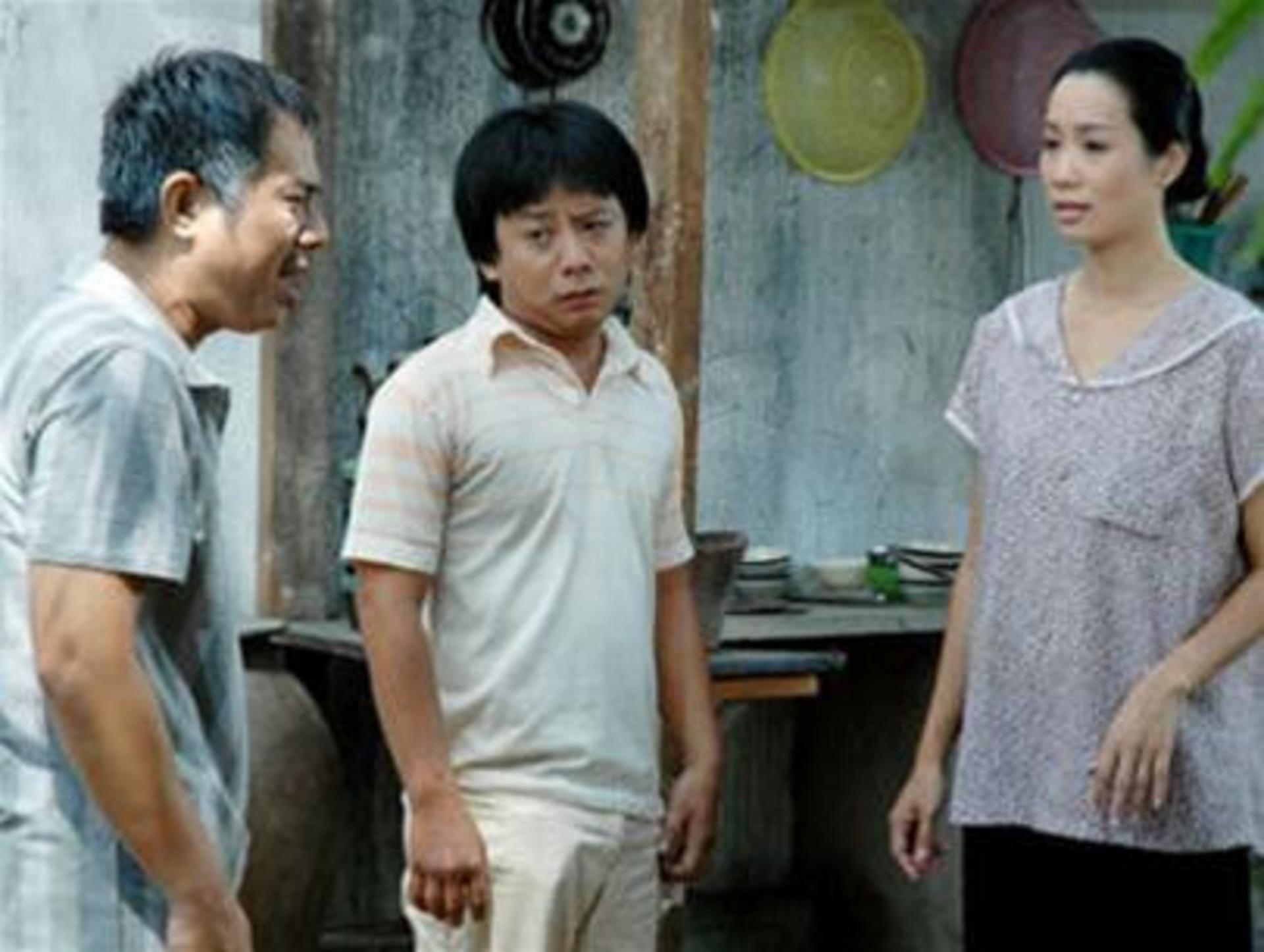 Lối diễn xuất chững chạc, giàu trải nghiệm của anh chính là mấu chốt tạo nên sự tin cậy cho nhân vật.