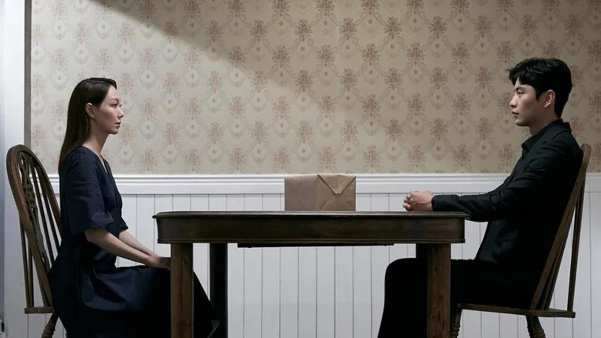 Cuộc chiến đơn độc chống lại hệ thống quyền lực thối nát ẩn sau những lớp mặt nạ hào nhoáng.