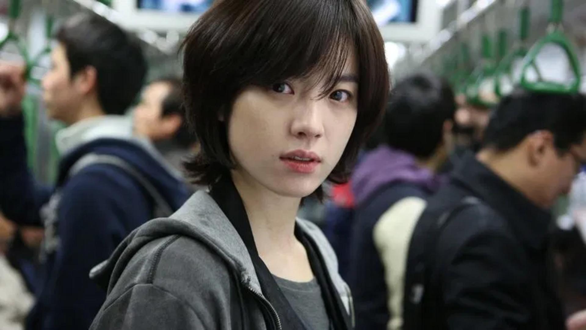 Đỉnh cao của dòng phim trinh thám giám sát với nhịp phim dồn dập, kịch tính.