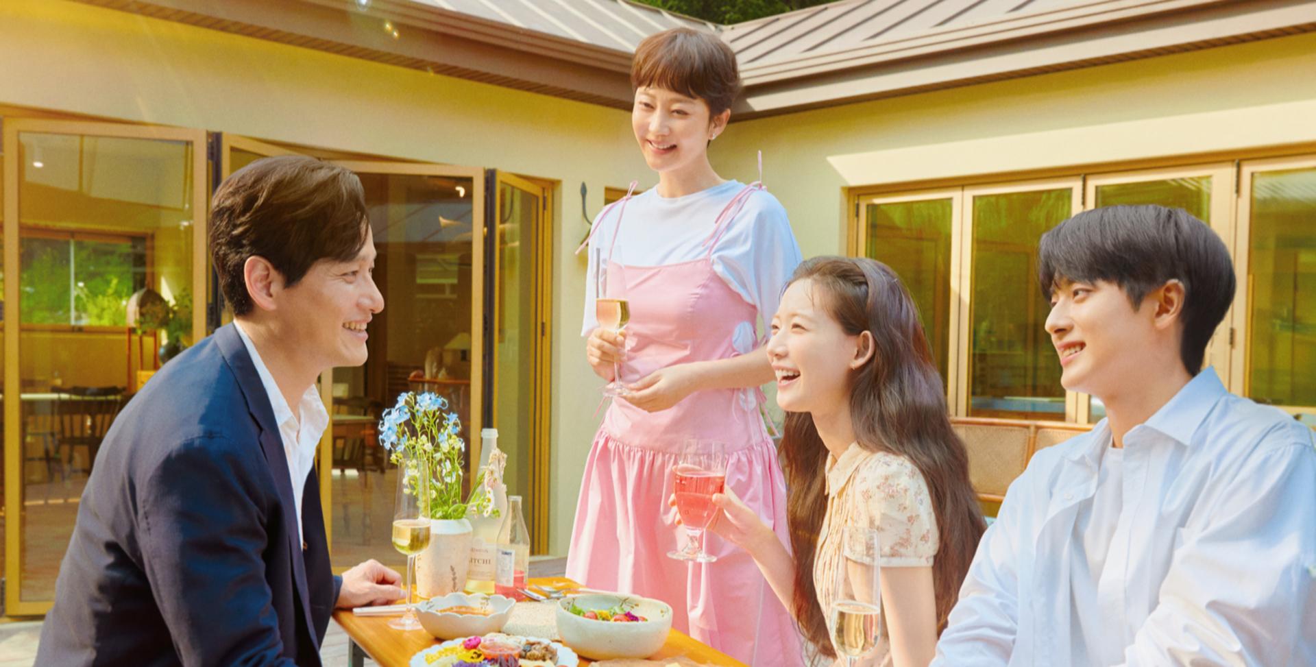 Bối cảnh làng chài yên bình cùng cốt truyện giàu tính nhân văn mang lại cảm giác thư thái cho người xem.