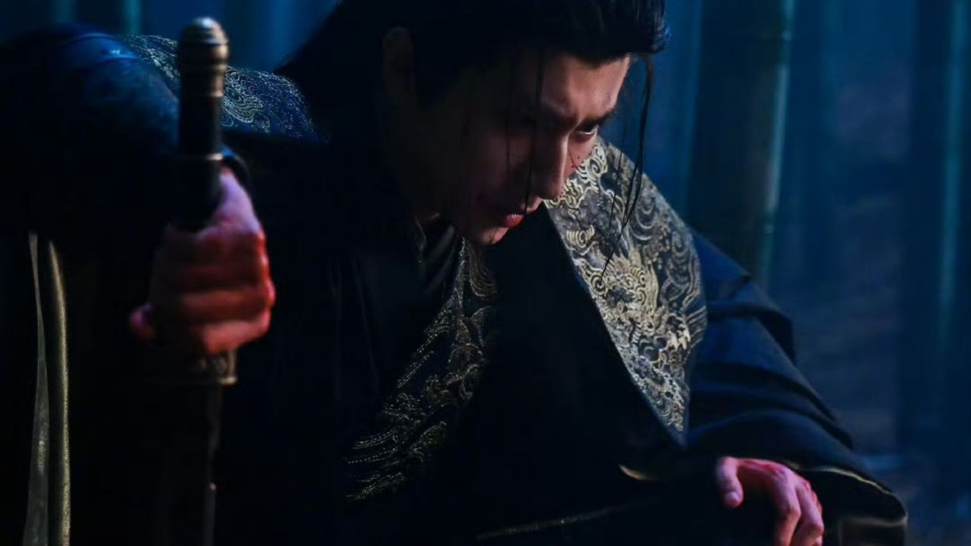 An Cửu đứng dưới màn mưa tầm tã, ánh mắt sắc lạnh của Mai Cửu hiện rõ khi cô lần đầu tiên rút kiếm trước mặt Sở Định Giang